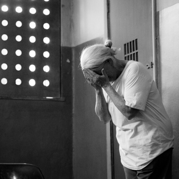 Mág (Vera Holtz) se joga na frente de um trem e morre no final da novela 'A Lei do Amor'