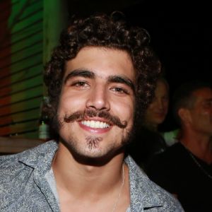 Caio Castro está sendo processado por fotógrafo, agredido por ele durante festa de pré-reveillon em Trancoso, na Bahia