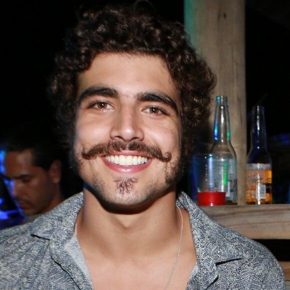 Caio Castro se envolveu em polêmica quando seguidor comentou em foto sua de Instagram: 'Que coisa mais gay (chamar amigos de 'migos')'. O ator rebateu: 'Sou hétero, mas se fosse homo? Você iria se sentir melhor que eu!? Ignorante'