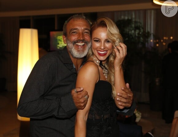 Paolla Oliveira posa com o namorado, o diretor Rogério Gomes, na festa da novela 'A Força do Querer' nesta quinta-feira, 23 de março de 2017, e afirma que o casal ainda não faz planos para casamento