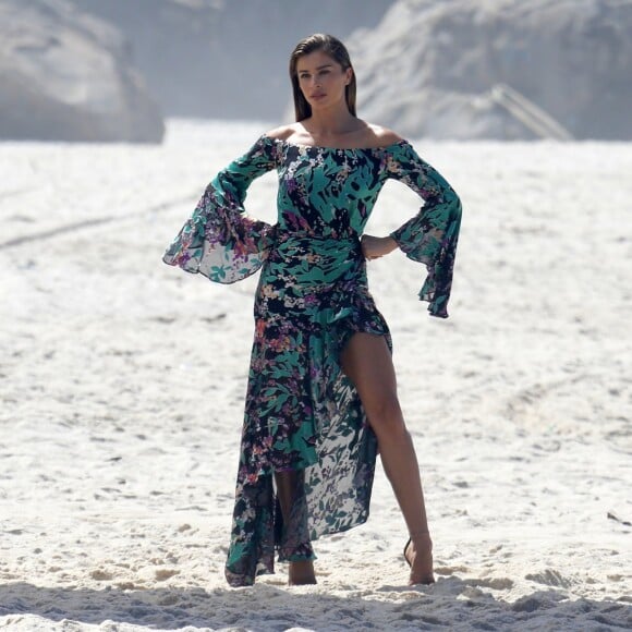 Grazi Massafera posou para fotos na praia de Grumari, no Rio de Janeiro, nesta sexta-feira, 24 de março de 2017