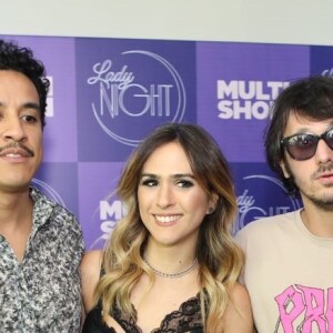 Tatá Werneck posa com Daniel Furlan e Marco Gonçalves, humoristas que fazem parte do time do programa 'Lady Night'