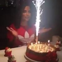 Anitta ganha festa surpresa de fãs e brinca na web: 'Desgraçados'. Vídeo!