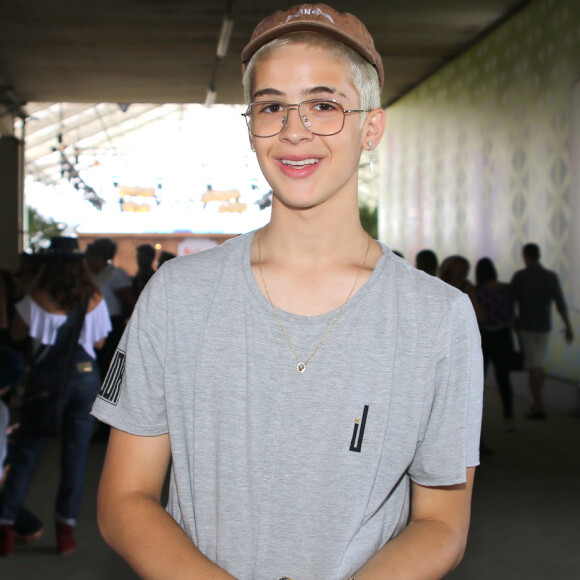 João Guilherme exibiu o visual loiríssimo no Lollapalooza
