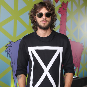 Chay Suede apostou em uma blusa de manga comprida para o evento