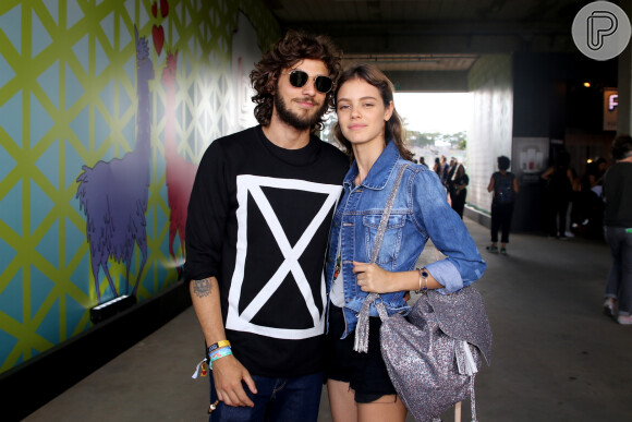 Chay Suede e Laura Neiva foram conferir o primeiro dia de shows no festival Lollapalooza, em São Paulo, em 25 de março de 2017