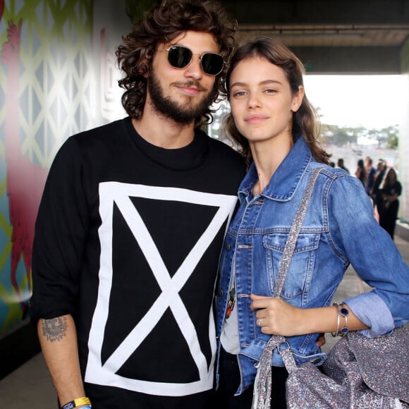 Chay Suede e Laura Neiva foram conferir o primeiro dia de shows no festival Lollapalooza, em São Paulo, em 25 de março de 2017