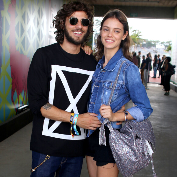 Chay Suede e Laura Neiva posaram para os fotógrafos no festival Lollapalooza, em São Paulo