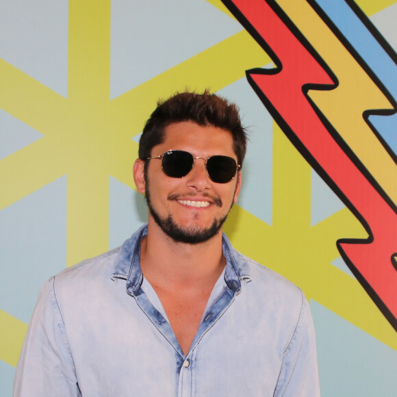 Bruno Gissoni posa no festival Lollapalooza