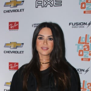 Thaila Ayala escolheu look total black para o primeiro dia do festival de música