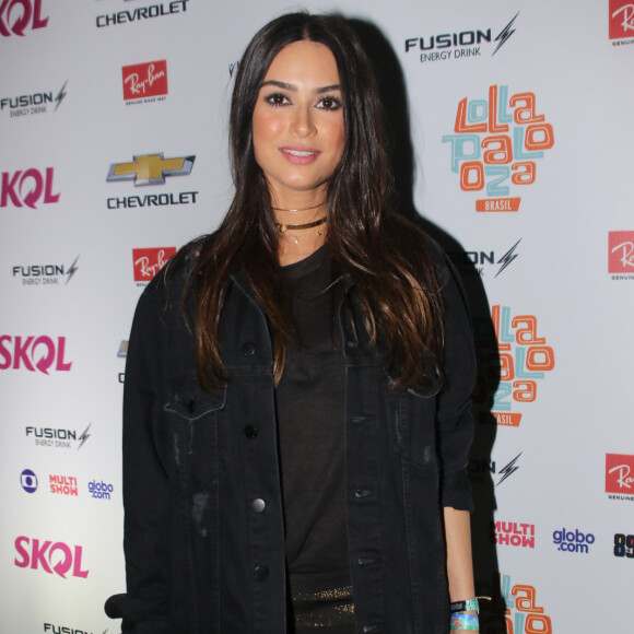 Thaila Ayala escolheu look escuro para curtiu os shows no primeiro dia do festival de música