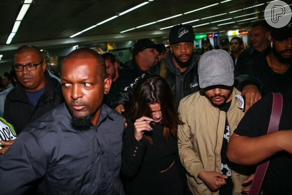 Selena Gomez teve a segurança reforçada ao chegar ao Brasil