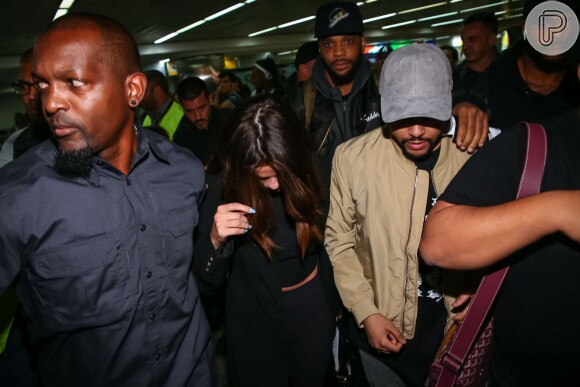 Selena Gomez e The Weeknd foram escoltados no aeroporto internacional de São Paulo