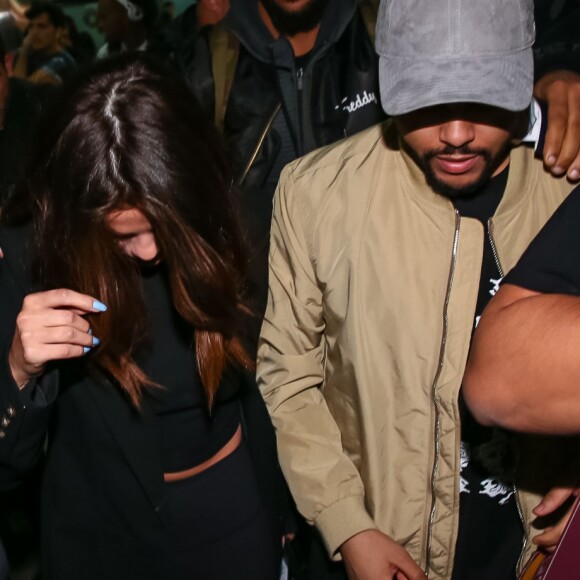 Selena Gomez e The Weeknd foram escoltados no aeroporto internacional de São Paulo