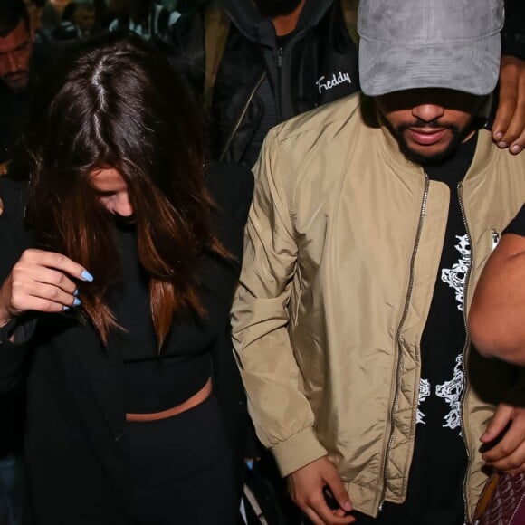 Selena Gomez e The Weeknd mantiveram a cabeça baixa ao desembarcarem em São Paulo
