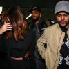 Selena Gomez desembarcou com o namorado, The Weeknd, no aeroporto internacional de São Paulo, em 25 de março de 2017