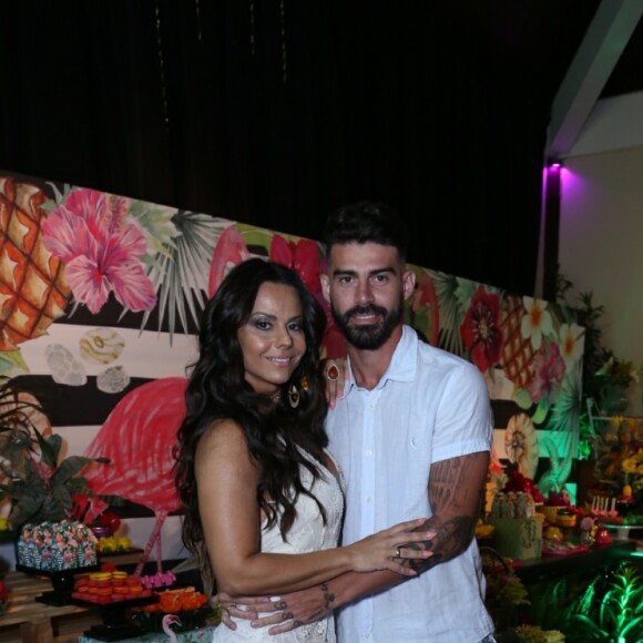 Viviane Araújo e Radamés posam juntos na festa de 42 anos da atriz