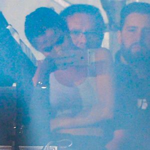 Selena Gomez acompanhada show do namorado, The Weeknd, no Lollapalooza, em São Paulo, em 26 de março de 2017