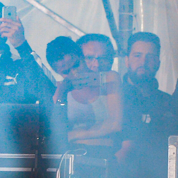 Selena Gomez acompanhada show do namorado, The Weeknd, no Lollapalooza, em São Paulo, em 26 de março de 2017