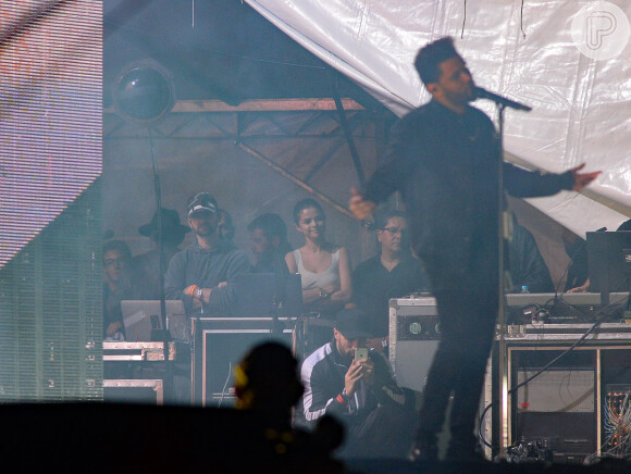 Selena Gomez prestigiou apresentação de The Weeknd do backstage do show