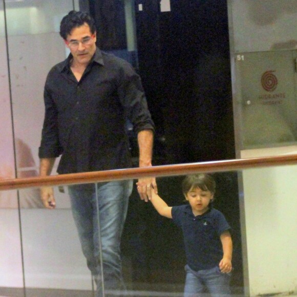 Luciano Szafir deixou o shopping de mãos dadas com o caçula, Mikale, de 1 ano e 10 meses