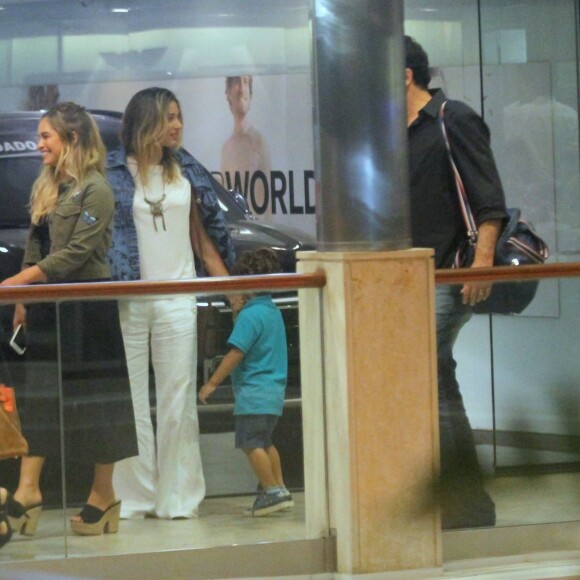 Sasha Meneghel jantou na companhia do pai, Luciano Szafir, e da madrasta Luhanna Melloni