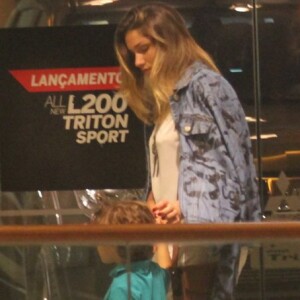 Sasha Meneghel passeou com o irmão David, de 3 anos, no shopping Village Mall, localizado Zona Oeste do Rio de Janeiro