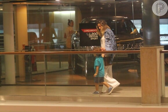Sasha Meneghel passeou com o irmão David, de 3 anos, no shopping Village Mall, localizado Zona Oeste do Rio de Janeiro