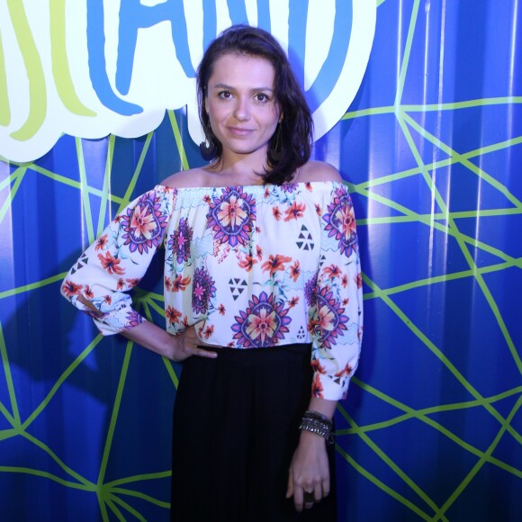 Monica Iozzi postou a primeira foto com o namorado, Felipe Flores, ex de Emanuelle Araújo, no Instagram neste domingo, 26 de março de 2017