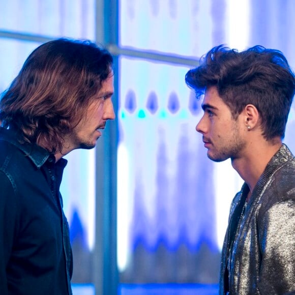 Gui (Vladimir Brichta) invade o palco em que Léo Régis (Rafael Vitti) canta e interrompe sua apresentação, no capítulo que vai ao ar sábado, dia 08 de abril de 2017, na novela 'Rock Story'