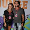 Noiva de Erasmo Vianna, Gabriela Pugliesi foi ao Lollapalooza com um curativo na parte infeccionada 