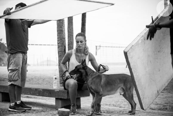 Atriz Paolla Oliveira grava na praia cenas da nova novela das nove, 'A Força do Querer', ao lado de Iron