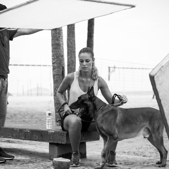 Atriz Paolla Oliveira grava na praia cenas da nova novela das nove, 'A Força do Querer', ao lado de Iron