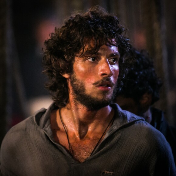 Joaquim (Chay Suede) cai em uma armadilha dos índios e fica preso na floresta, mas acaba os ajudando depois, no capítulo que vai ao ar terça-feira, dia 04 de abril de 2017, na novela 'Mundo Novo'