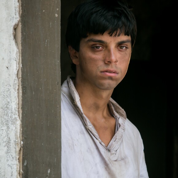Piatã (Rodrigo Simas) é encontrado desmaiado na mata por Ferdinando (Ricardo Pereira) e Letícia (Maria João), no capítulo que vai ao ar quinta-feira, dia 06 de abril de 2017, na novela 'Novo Mundo'