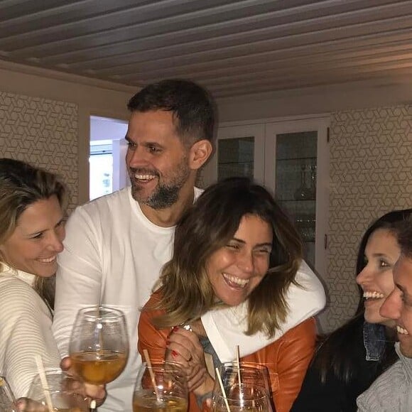 Giovanna Antonelli e o marido, o diretor Leonardo Nogueira, estão curtindo férias em Portugal com amigos