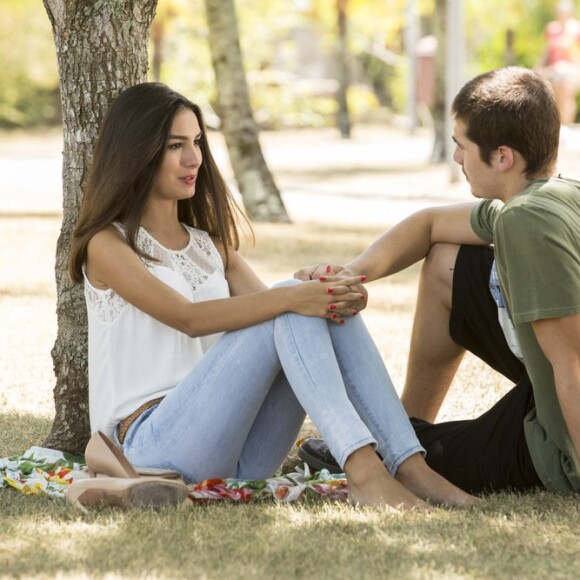 Yasmin (Marina Moschen) se desculpa com Zac (Nicolas Prattes) e os dois reatam o namoro, na novela 'Rock Story'