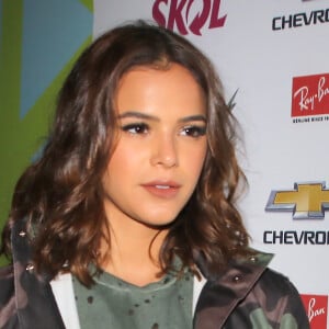 Bruna Marquezine usou look total John John, marca da qual participou do lançamento na semana anterior