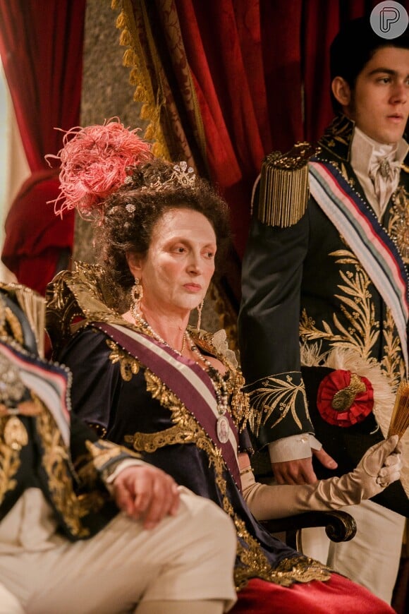 Carlota Joaquina (Débora Olivieri) observará Piatã (Rodrigo Simas) no palácio real e não resistirá ao charme do rapaz