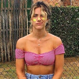 'Tô pronta, só vou secar a franja rapidinho', responde Giovanna Ewbank antes de secar o cabelo