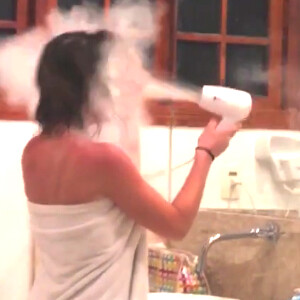 Bruno Gagliasso se posicionou atrás de uma parede no banheiro e ficou chamando o nome de Giovanna Ewbank, por diversas vezes, para que ela se apressasse no banho