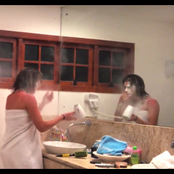 Giovanna Ewbank seca o cabelo e sai farinha de seu aparelho. 'Seu moleque! Que isso, gente? Pelo amor de Deus! Títi, você sabia? Gente, eu vou ter que lavar meu cabelo de novo, vai perder mais tempo. Seu filho da p*, eu não estou acreditando', reclamou a atriz para o Bruno Gagliasso, que caia na gargalhada