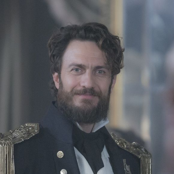 Anna (Isabelle Drummond) resolve contar a Thomas (Gabriel Braga Nunes) sobre o assédio de Dom Pedro (Caio Castro) e ele se aproveita da situação para convencê-la a firmar um compromisso com ele, na novela 'Novo Mundo'