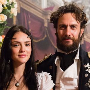 Anna (Isabelle Drummond) conta a Thomas (Gabriel Braga Nunes) sobre o assédio de Dom Pedro (Caio Castro) e ele propõe um namoro de fachada para afasta-lo, na novela 'Novo Mundo', a partir de 5 de abril de 2017