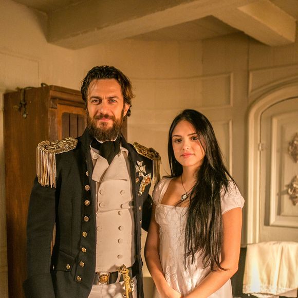 Anna (Isabelle Drummond) e Thomas (Gabriel Braga Nunes) anunciam para Dom Pedro (Caio Castro) e Leopoldina (Letícia Colin) que estão namorando, na novela 'Novo Mundo'