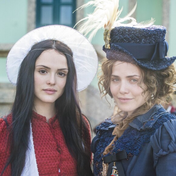 Leopoldina (Letícia Colin) questiona Anna (Isabelle Drummond) sobre o motivo de estar comprometida com Thomas (Gabriel Braga Nunes), na novela 'Novo Mundo'