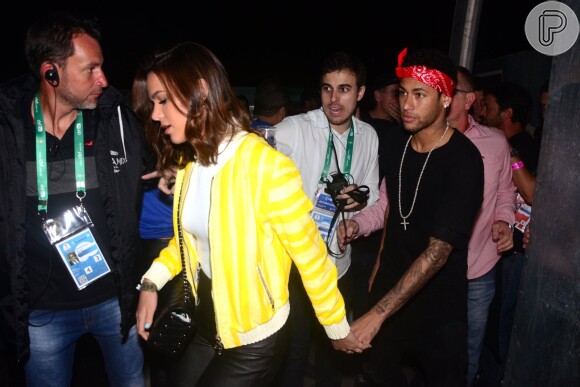 Neymar e Bruna Marquezine chegaram de mãos dadas ao show