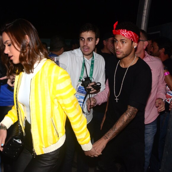 Neymar e Bruna Marquezine chegaram de mãos dadas ao show