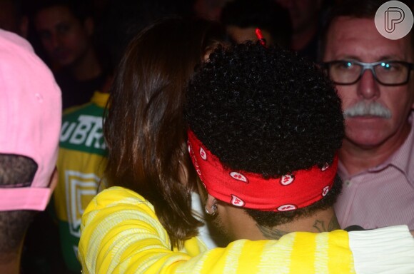 Neymar e Bruna Marquezine trocaram carinhos e abraços em camarote
