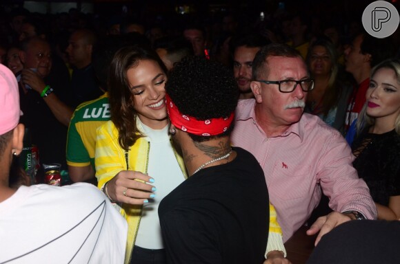 Neymar e Bruna Marquezine foram clicados em clima de romance em camarote da Arena Corinthians
